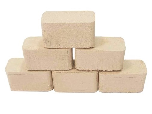 Brykiet drzewny i pellet pakowany w worki